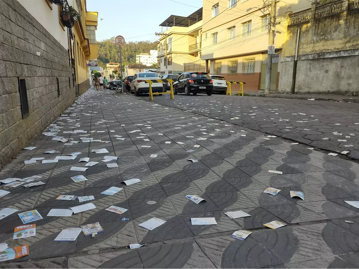 Santinhos espalhados pelas ruas gera indignação em Santos Dumont; prática pode acarretar em multa